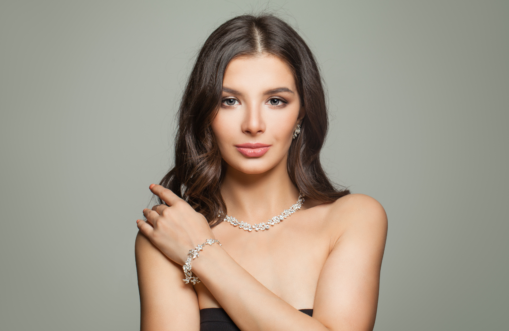 Luxury Jewelry Etiquette: Mastering the Art of Wearing and Caring for 