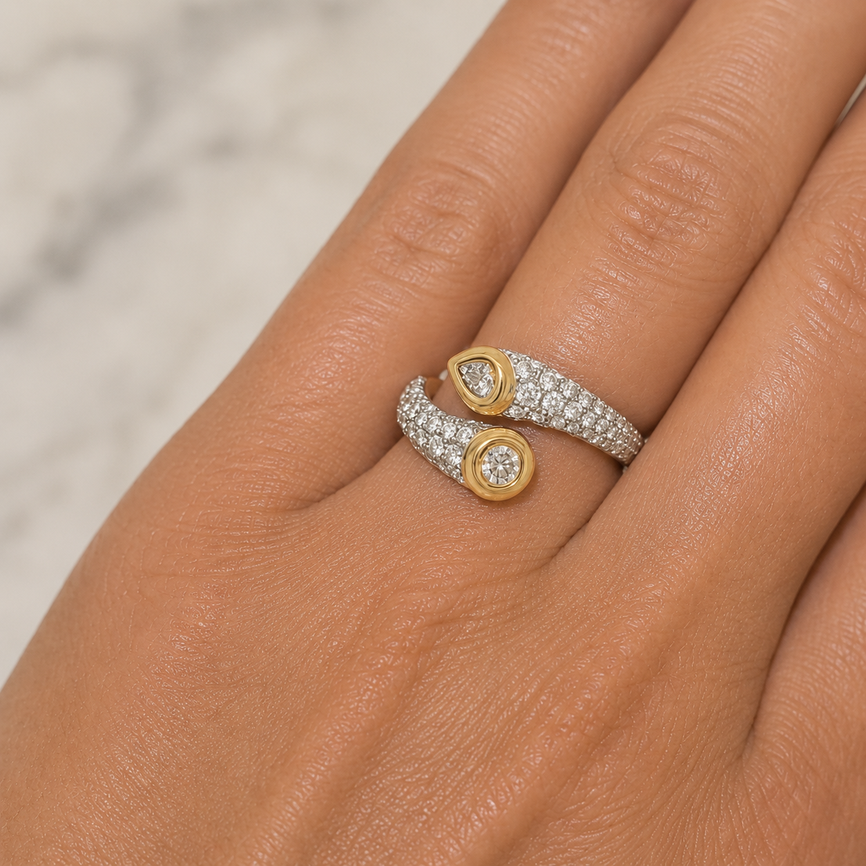 18Kt Gold Fashion Ring With Pear And Round Diamonds