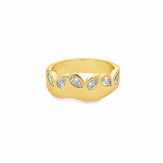 18Kt Yellow Gold Fashion Ring With Pear Diamonds