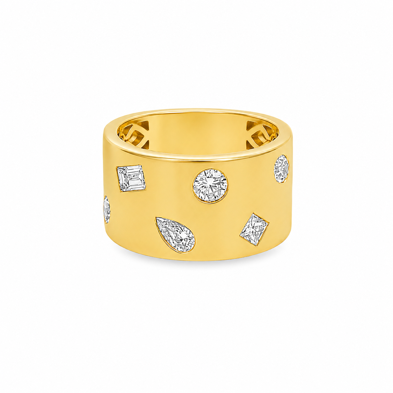 18Kt Wide Band Fashion Ring With Various Diamond Shapes