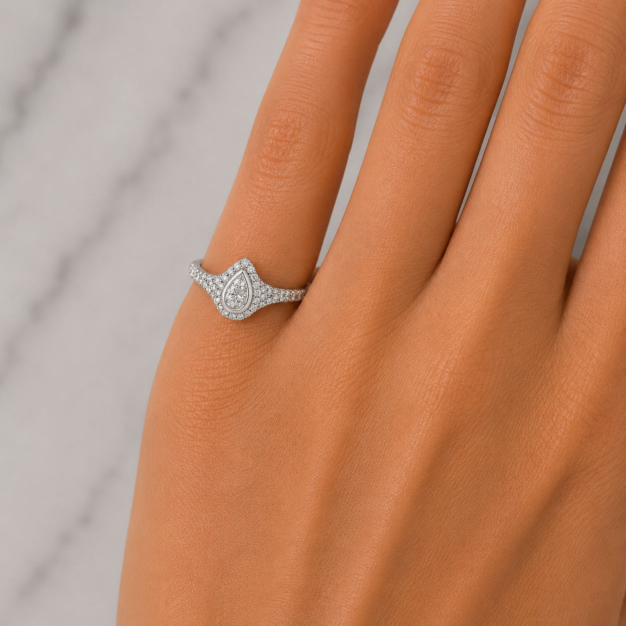 18Kt White Gold Pear Shape Fashion Ring