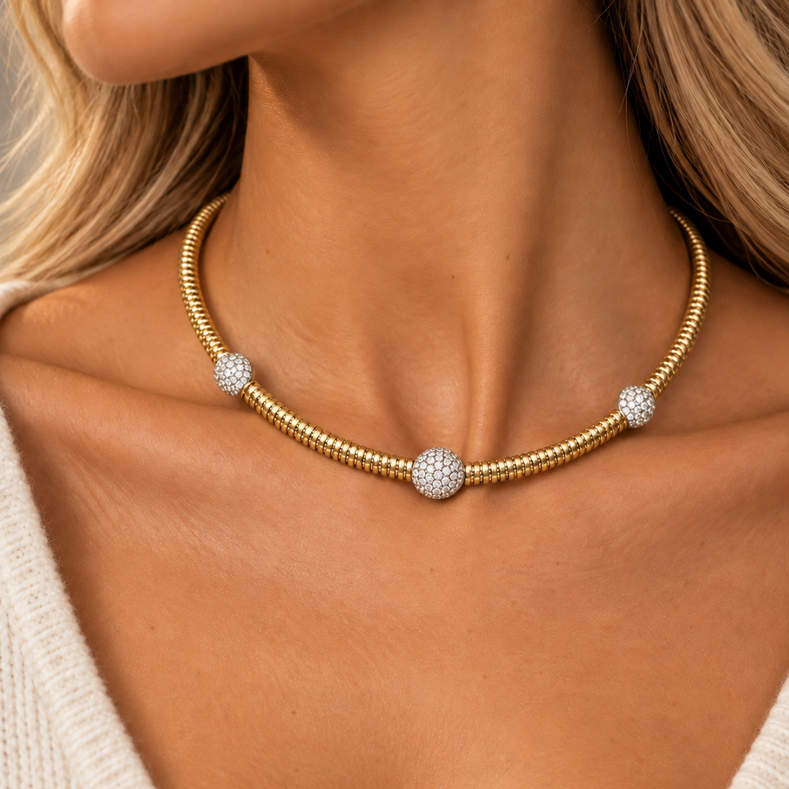 18Kt Gooseneck Choker With 3 Diamond Stations Necklace